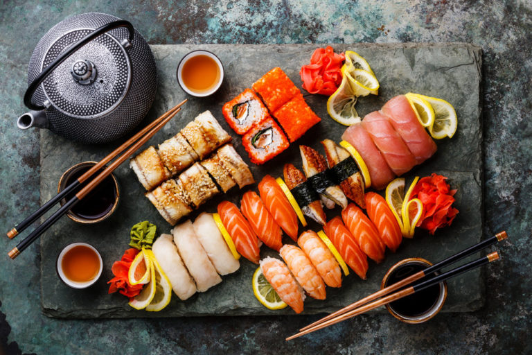 Закажите суши или роллы, чтобы пообедать по-японски, красиво, необычно и сытно
